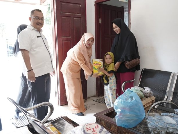 Kepala Dinas Kominfo Kabupaten Asahan Serahkan Bantuan Makanan Tambahan Kepada Anak Stunting