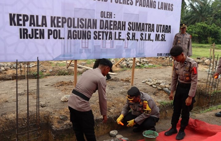Kapolres Letakkan Batu Pertama Pembangunan Masjid di Polres Palas