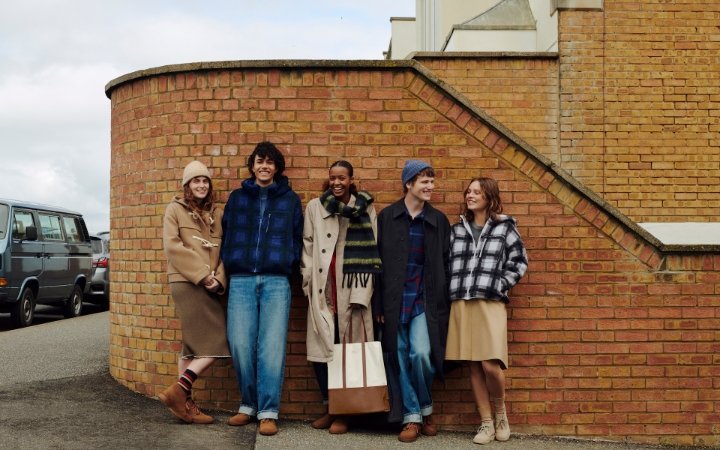 Kolaborasi UNIQLO dan JW Anderson Fall/Winter 2023: Kombinasi Pakaian Gaya Klasik Tradisi Inggris dengan Sentuhan Modern untuk Gaya Sehari-hari
