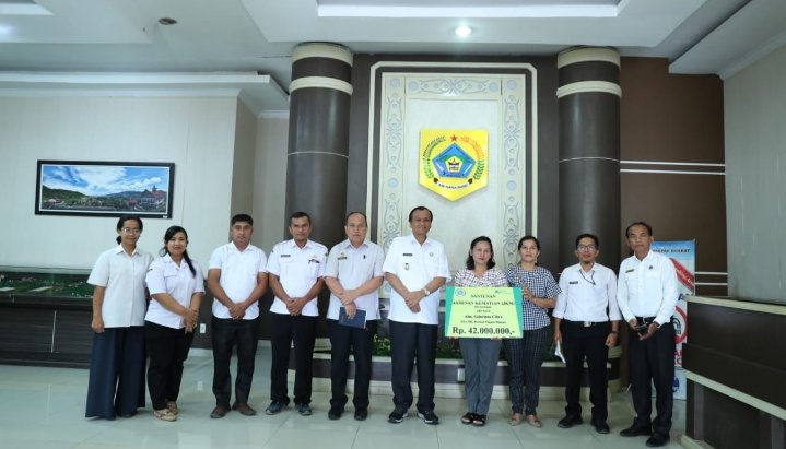 Wakil Bupati Pakpak Bharat Menyerahkan Jaminan Kematian Kepada Alam. Ahli Waris Golorinta CibroÂ