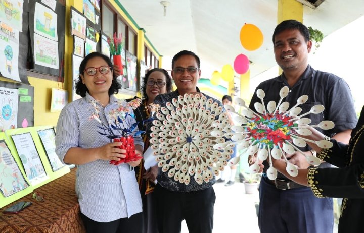 SMP N.1 Salak Pakpak Bharat, Tampilkan Karya Seni Hias Dinding Dari Sampah