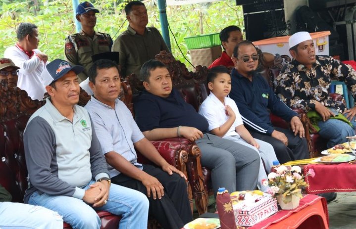 Ditemani Putra Tercinta, Bupati Dolly Pasaribu Nonton Pertandingan Final Bola Voli