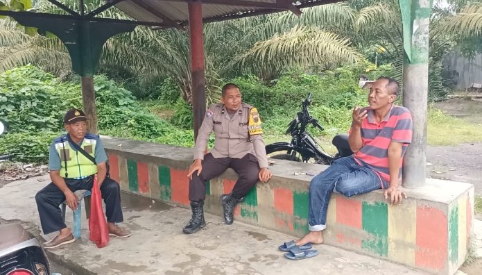 Bhabinkamtibmas Polsek Pulau Raja Ajak Masyarakat Jaga Pemilu Damai