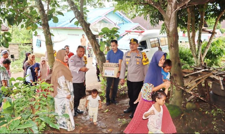 Kapolres Padangsidimpuan AKBP Dudung Setyawan Bagikan Paket Sembako untuk Atasi Gizi Buruk di Ujung Gurap