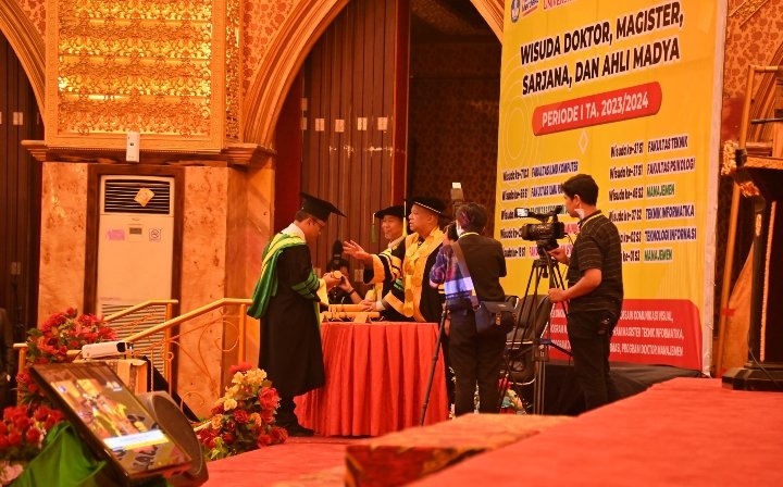 Pj Walikota Padangsidimpuan Wisuda Doktor Periode I TA. 2023 - 2024 di UPI
