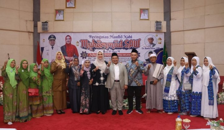 Bupati Tapsel Dolly Pasaribu : Teladani Perilaku Rasulullah SAW Dalam Kehidupan Sehari-hari