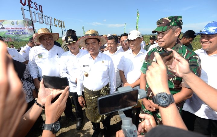 Panen Raya di Desa Lubuk Cuit,  Pj Gubernur Dukung Pembangunan Rumah Produksi Pasta Cabai Merah