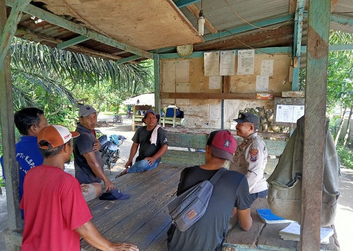 Personel Polsek Pulau Raja Gelar Jumat Curhat di Desa Mekar Sari