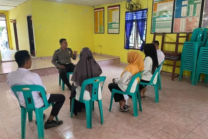 Personil Polsek Bandar Pulau, Gelar Jumat Curhat Di Balai Desa
