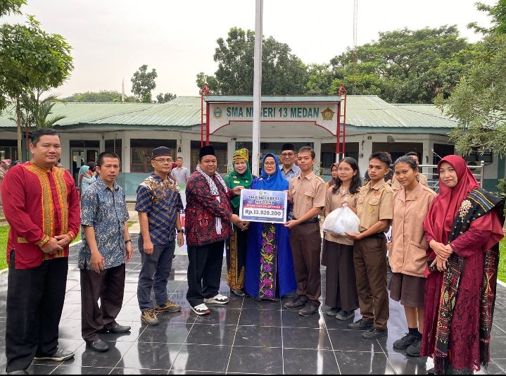 OSIS SMAN 13 Medan Salurkan Donasi Untuk Palestina ke DD Waspada