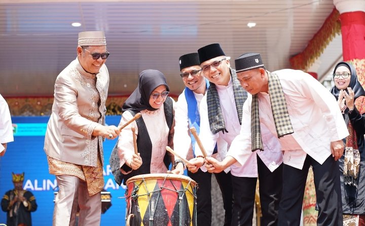 Pembukaan Event Sumarak Salingka Danau Tahun 2023 Ditandai Dengan Pemukulan Gendang