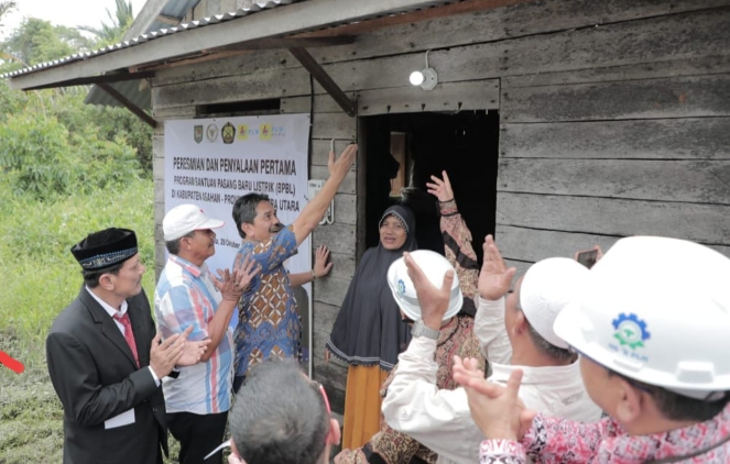 Peringati Hari Listrik Nasional ke-78, PLN UID Sumut Nyalakan 1.003 Sambungan Listrik Warga Tidak Mampu