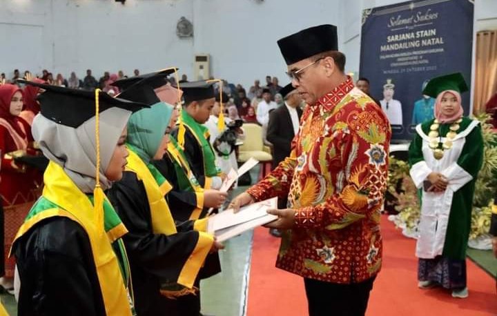 Hadiri Wisuda ke V STAIN Madina, Ini Pesan Bupati Sukhairi Nasution