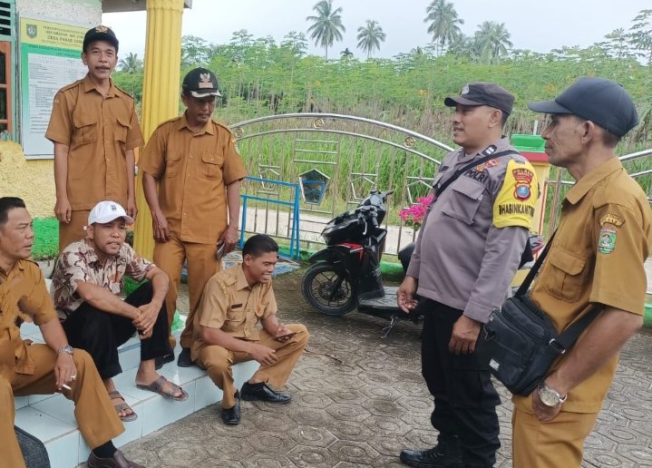 Bhabinkamtibmas Polsek Air Joman Laksanakan Coolling System di Desa Pasar Lembu