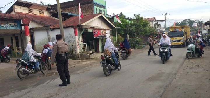 Personel Polsek Bandar Pulau Laksanakan Pengaturan Lalulintas