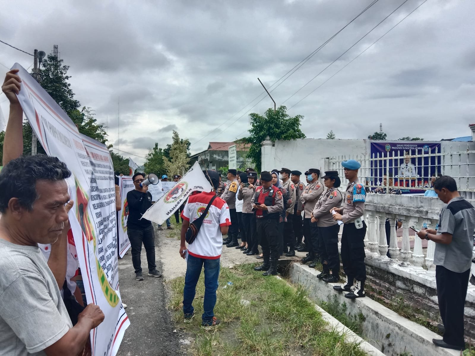 LSM PMPRI Asahan Geruduk Kantor Cabdis Pendidikan, Minta Kacabdis Segera Dicopot