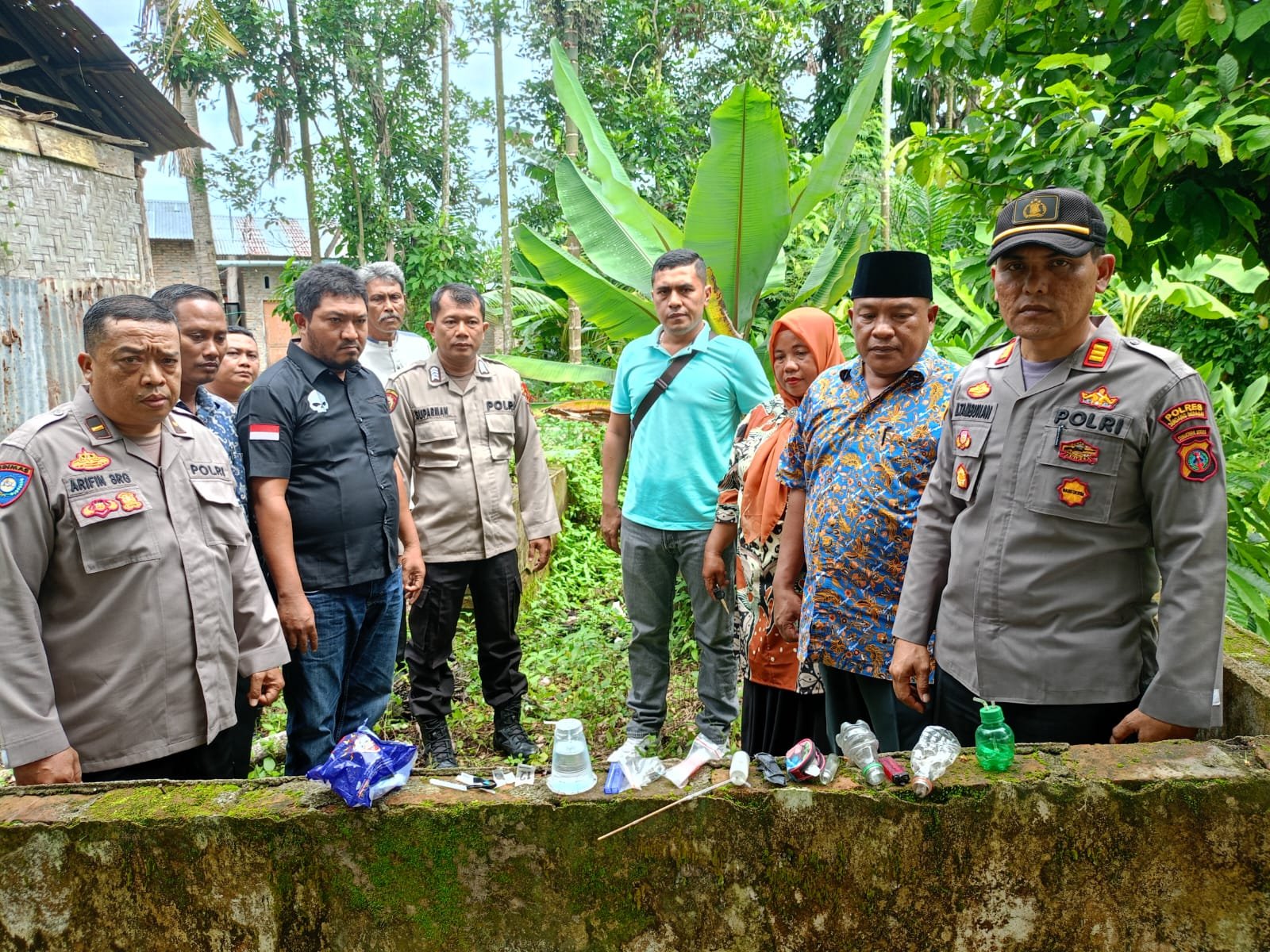 Polsek Pantai Cermin Razia Kampung Narkoba, Ditemukan BB Alat Hisap Bong dan Plastik Klip Siap Edar