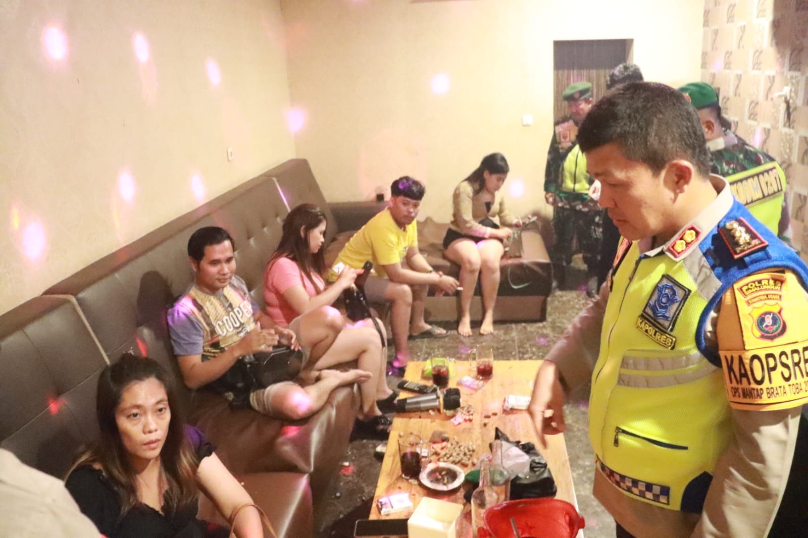 Kapolres Simalungun AKBP Ronald Sipayung Pimpin Razia Tempat Hiburan Malam, Pengunjung Dilakukan Tes Urine