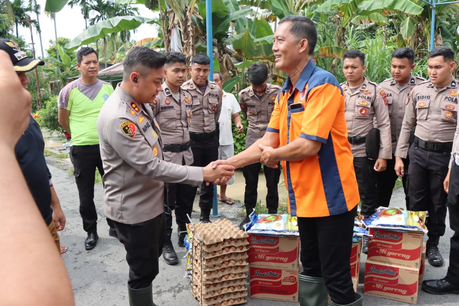 Kapolresta Deli Serdang meninjau titik bencana banjir di wilkum Polresta Deli Serdang dan beri bantuan