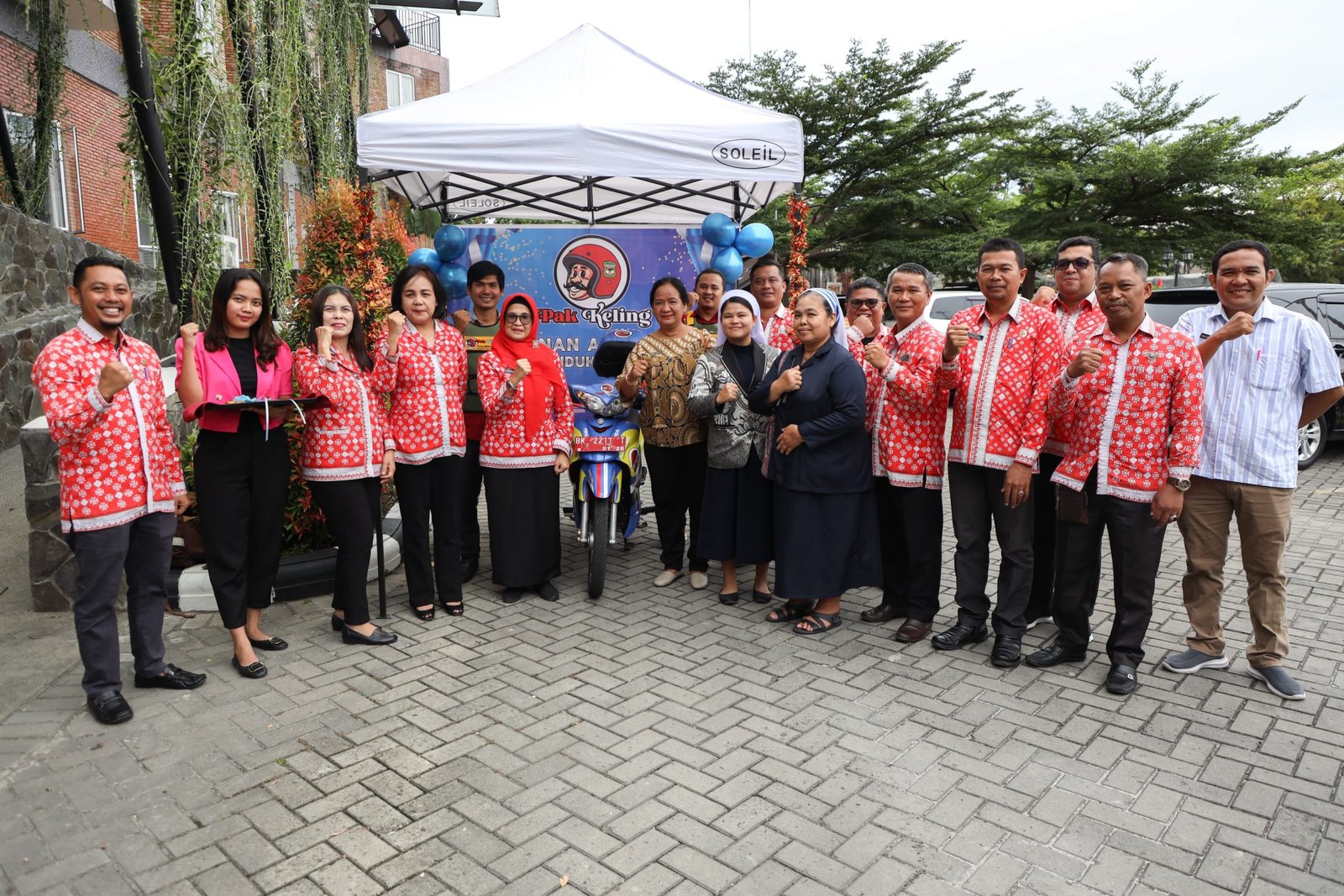Wali Kota serahkan adminduk) kepada penyandang disabilitas di Event Akbar Pelayanan Disabilitas