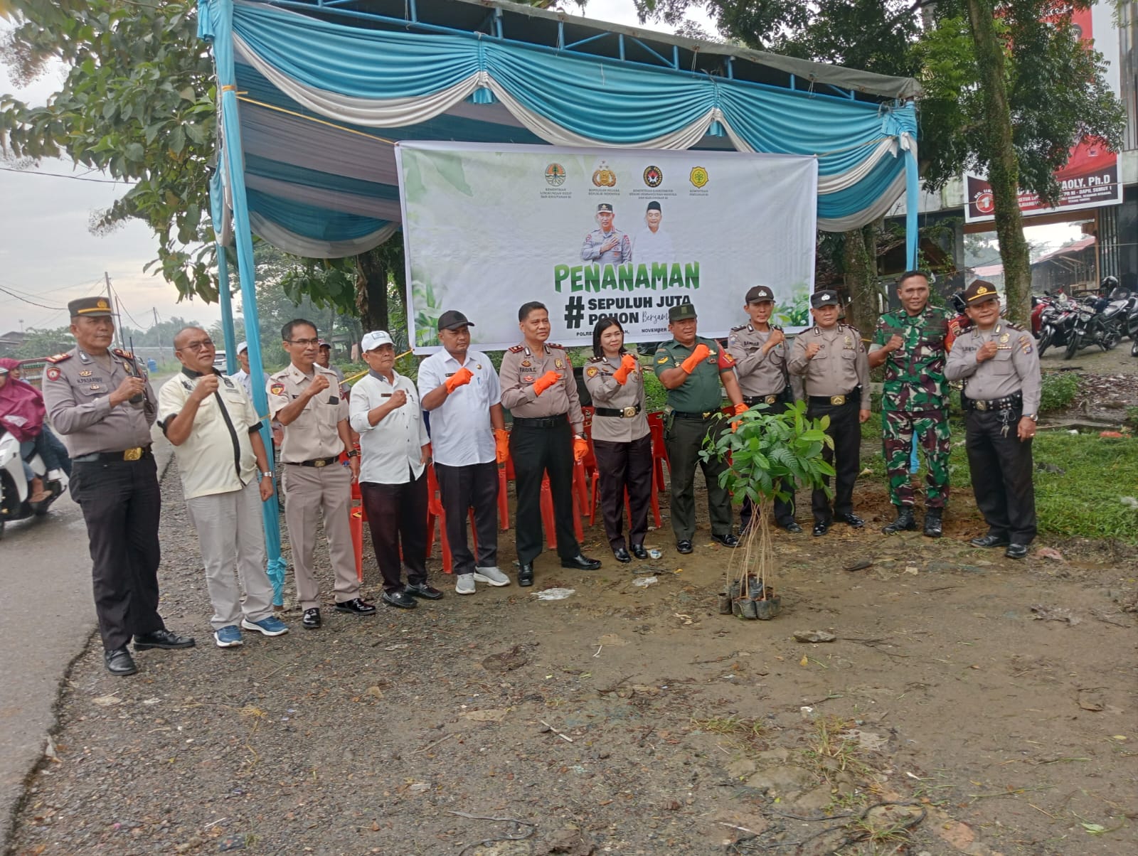 Melestarikan Alam, Polrestabes Medan dan Polsek Patumbak Tanam 10 Juta Pohon