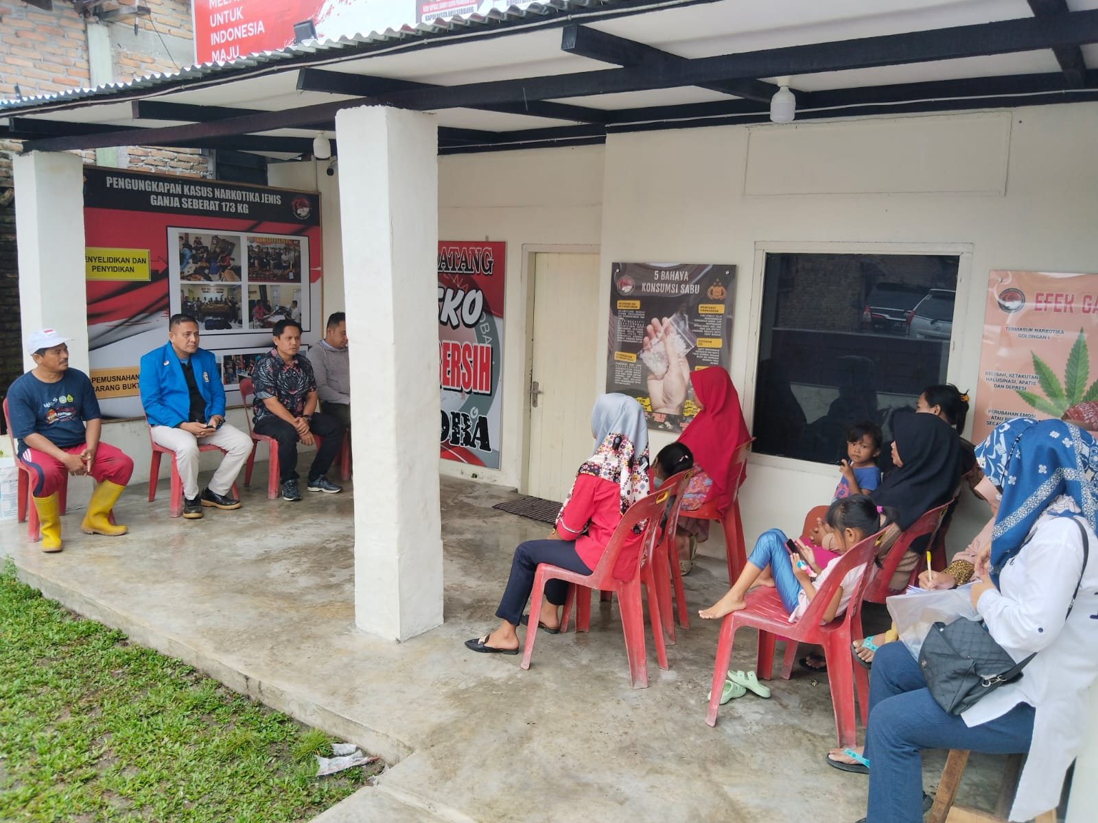 Dengarkan Keluh Kesah Masyarakat, Polresta Deli Serdang Laksanakan Giat Rutin Jumat Curhat dan beri bantuan.