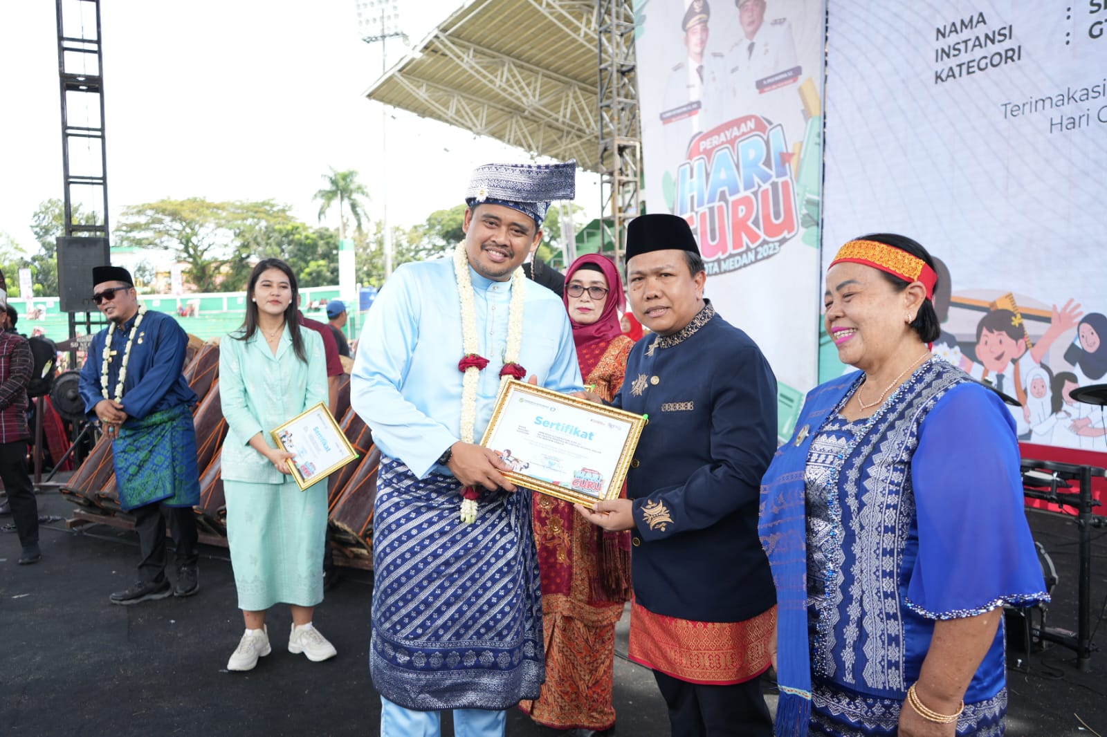 Rayakan Hari Guru, Wali Kota Medan Beri Kado Istimewa Untuk GuruÂ di Kota Medan