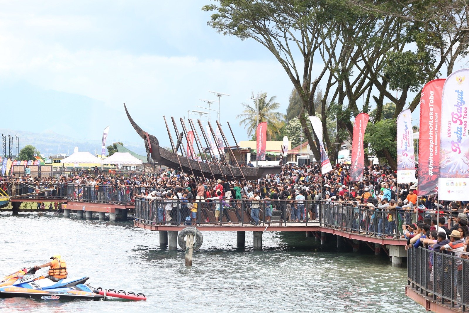 70 Ribuan Pengunjung Terpukau Aksi Ngebut Pebalap dan Akrobatik Freestyle Jetski