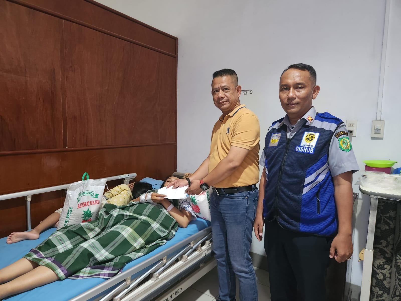 Ketua Pewarta Jenguk Anak Almarhum Wartawan Medan Pos di RS Bina Kasih