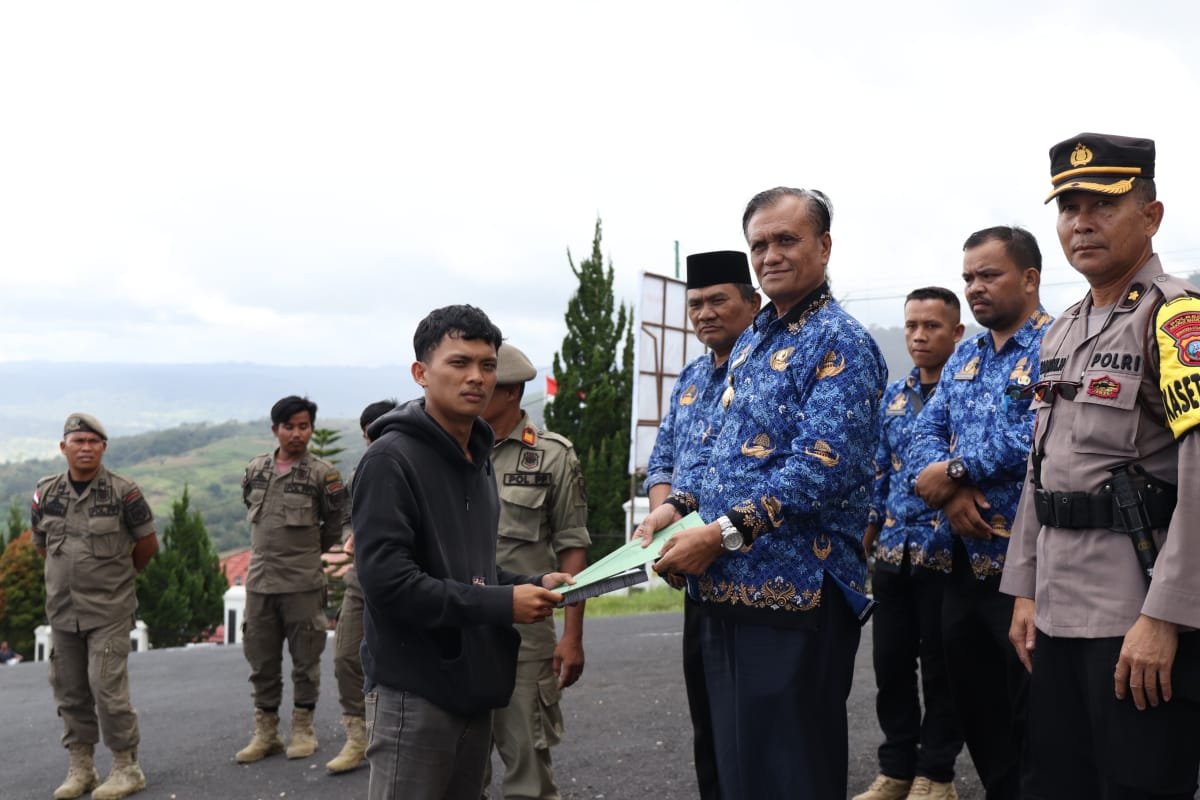 Aliansi Masyarakat Peduli Pembangunan Unjuk Rasa Langsung Diterima Wakil Bupati Pakpak BharatÂ 