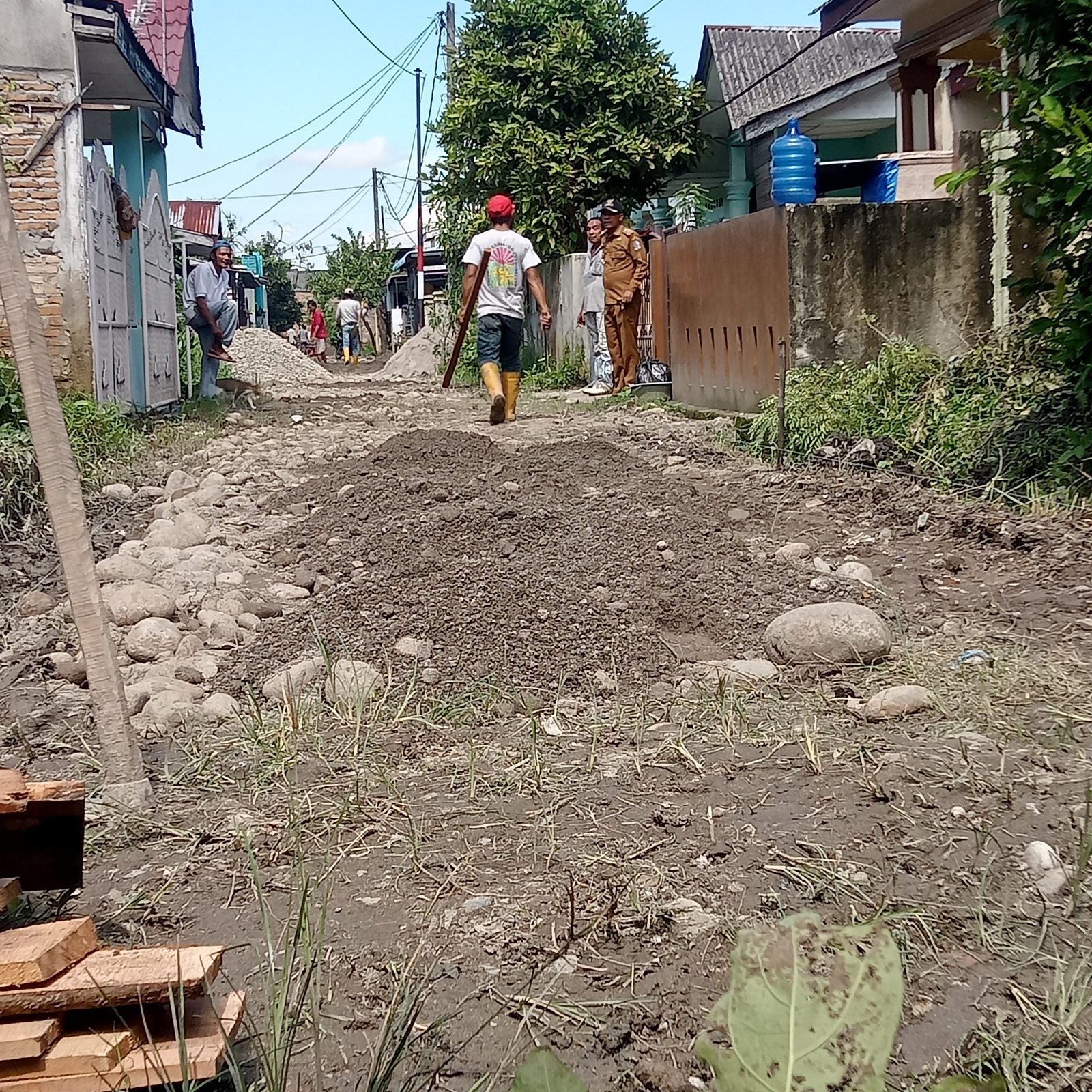 Kades Paya Gambar HarmainiÂ  Pantau Pelaksanaan Rabat Beton di Dusun IV