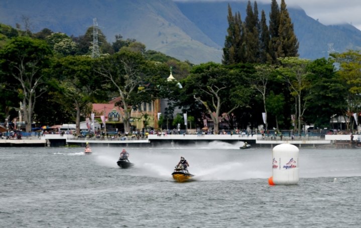 Antusias Nonton Aquabike World Championship 2023, Ribuan Wisatawan Padati Waterfront Pangururan Samosir