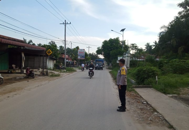 Ciptakan Kamsertibcarlantas yang Kondusif, Personel Polsek Bandar Pulau Melakukan Patroli