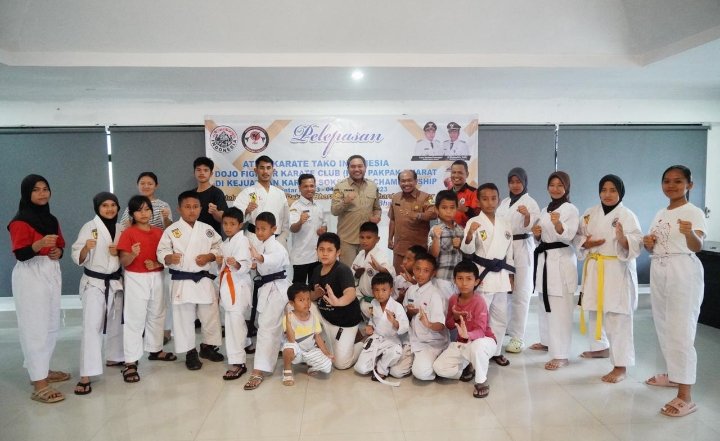 Bupati Pakpak Bharat Berangkatkan 26 Atlet Karate, Rangka Kejuaraan SOKSI Di Pematang Siantar