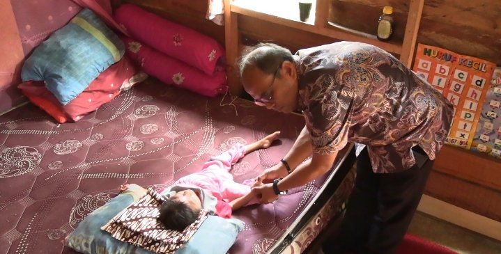 Respon Cepat Pj Walikota Padangsidimpuan Jenguk & Bantu Bocah Penderita Brain Atropy di Kel. Sidangkal