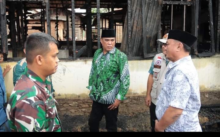 Ratusan Warga Huta Puli Sambut Bupati Madina saat Serahkan Bantuan Kebakaran, Sukhairi Nasution Ultimatum Kinerja PLN Terkait Kabel Sudah Berumur