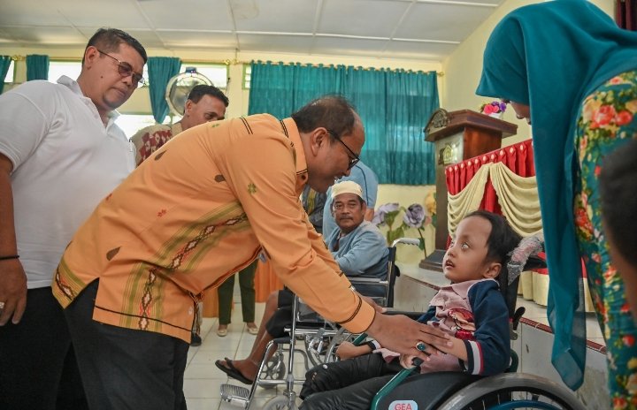 Pemko Serahkan Alat Bantu Bagi Penyandang Disabilitas,Ini Harapan Pj Walikota Padangsidimpuan