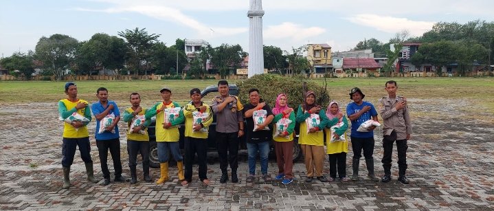 Personel Polres Asahan Jumat Curhat Dengan Pekerja Penyapu Jalan