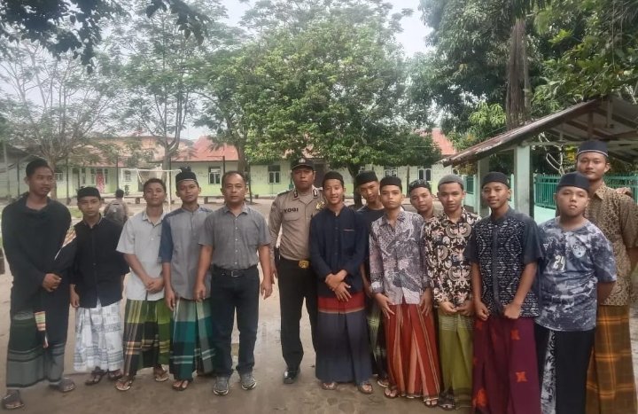 Personil Polsek Bandar Pulau Laksanakan Jumat Curhat Di Pondok Pesantren Darul Fallah