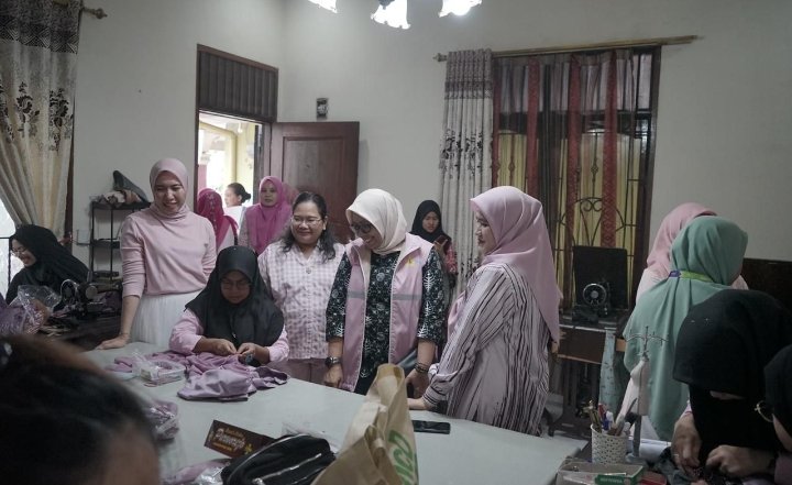 Women Support Women Srikandi PLN UID Sumatera Utara Kunjungi Peserta Pelatihan Kursus Menjahit