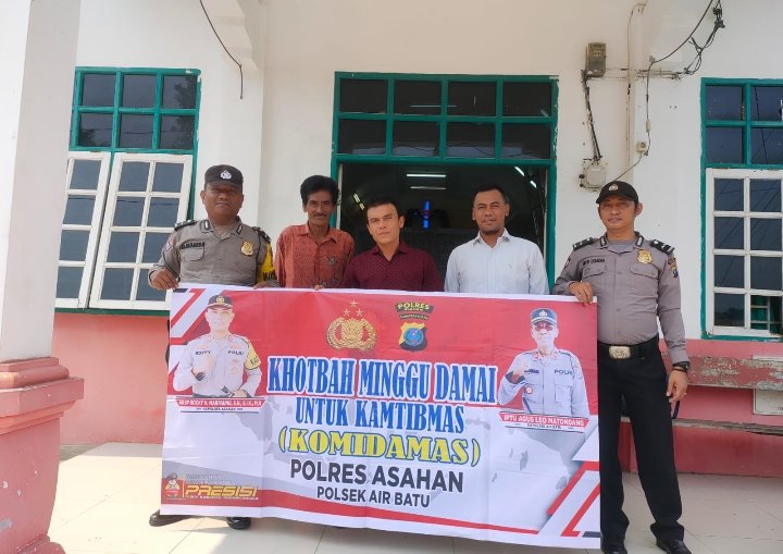 Personel Polsek Air Batu PAM di Gereja GMI Emplasmen