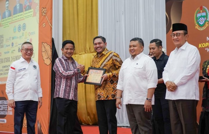 Peringati Hari Kopi Dunia, Bupati Pakpak Terima Piagam Penghargaan Diserahkan Pj Gubsu