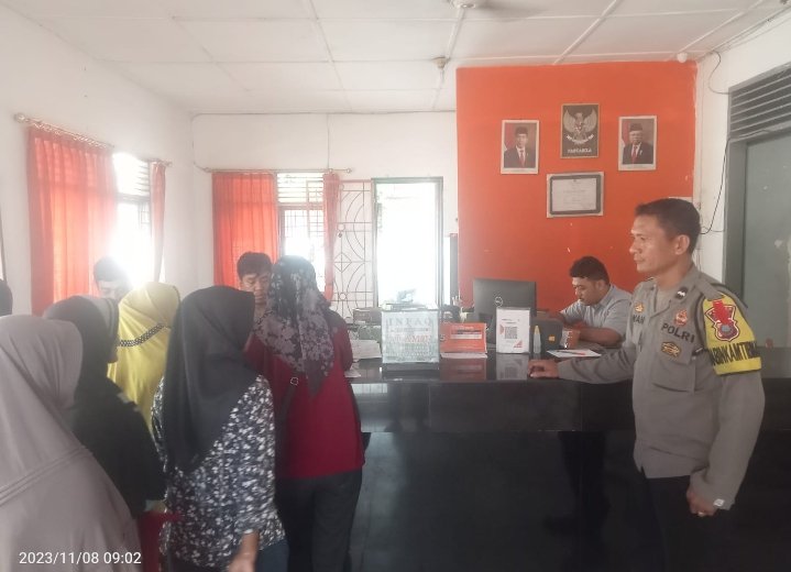 Bhabinkamtibmas Polsek Pulau Raja Pengamanan Pendistribusian Bantuan Pangan Beras Pemerintah Tahap II