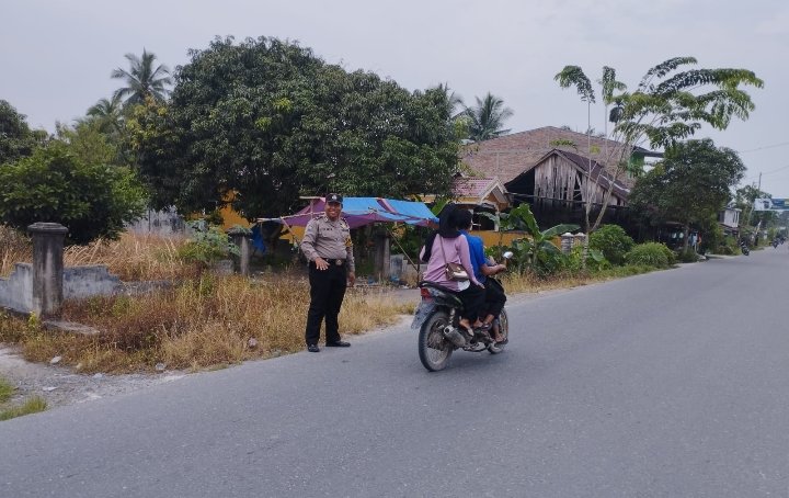 Hadir Ditengah Masyarakat, Personil Polsek Sei Kepayang Laksanakan Gatur Pagi