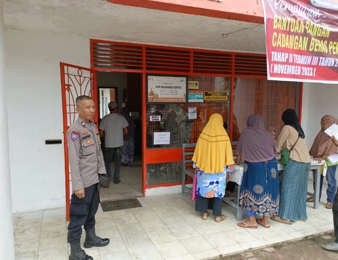 Bhabinkamtibmas Polsek Pulau Raja Pantau Pembagian Beras Tahap II