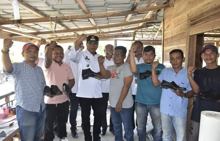 Rasa Bangga Bupati Madina Beli Sepatu Hasil Tangan Anak Desa, Sukhairi Nasution : Ini Dapat Ditingkatkan