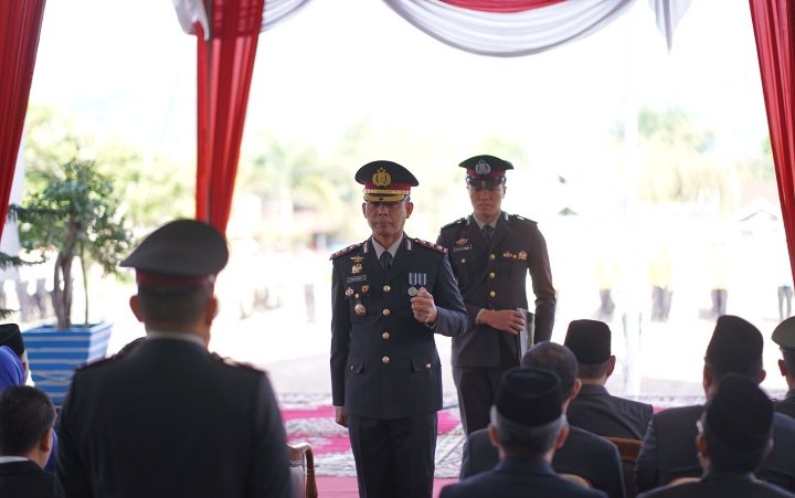 Kapolres Solok AKBP Muari, S.I.K, MM, MH  selaku Inspektur Upacara Peringatan Hari Pahlawan di Kabupaten Solok