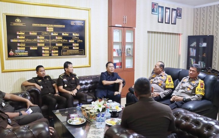 Kajari Padangsidimpuan Disambut Hangat AKBP Dudung Setyawan saat Silaturahmi