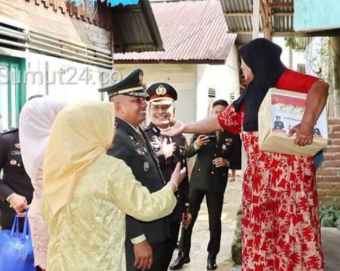 Sinergitas TNI-POLRI di Hari Pahlawan Kota Padangsidimpuan ke-78, Letkol Amrizal Nasution Bersama AKBP Dudung Setyawan Berbagi Sembako ke Masyarakat