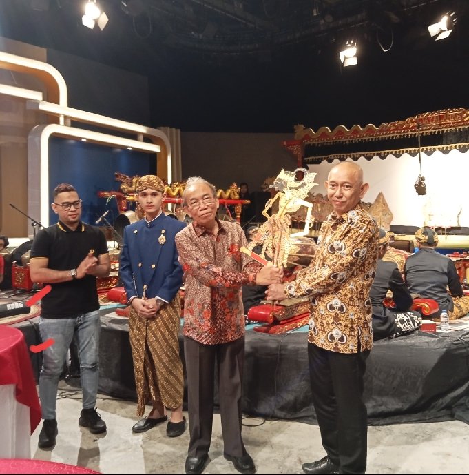 Kepala StasiunÂ TVRIÂ Medan dan Rektor Unindra Teken MoU Pertunjukan Wayang Kulit Semalam Suntuk